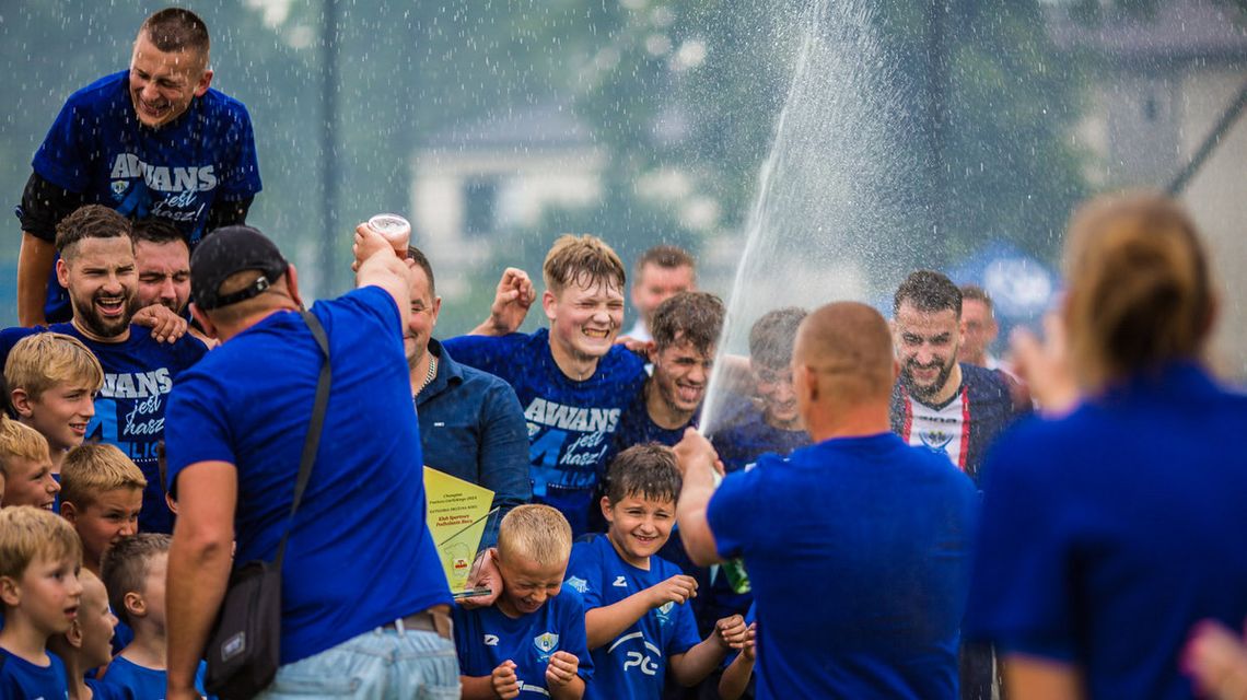 mężczyźni w jednolitych koszulkach sportowych cieszący się z wygranego meczu i awansu do wyższej ligi