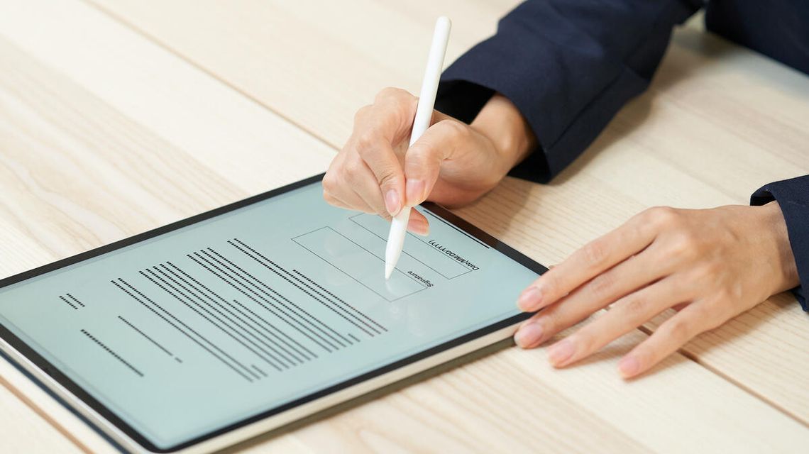 zdjęcie przedstawia tablet po którym mężczyzna pisze rysikiem