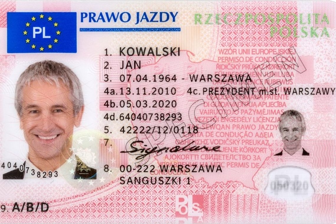 Podstawiona kobieta na egzaminie prawa jazdy