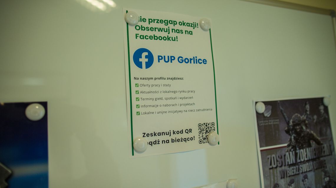 zdjęcie przedstawia tablicę informacyjną i zawieszone tam ogłoszenia