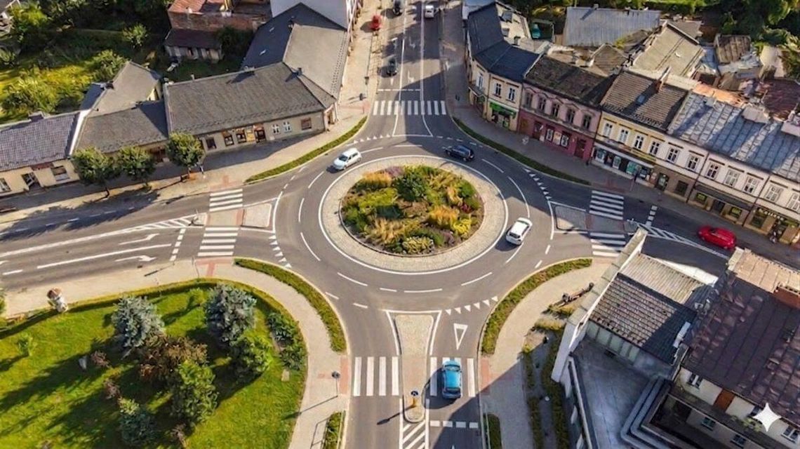 zdjęcie przedstawia rondo w mieście