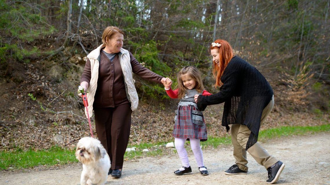 zdjęcie przedstawia kobiety na spacerze z psem