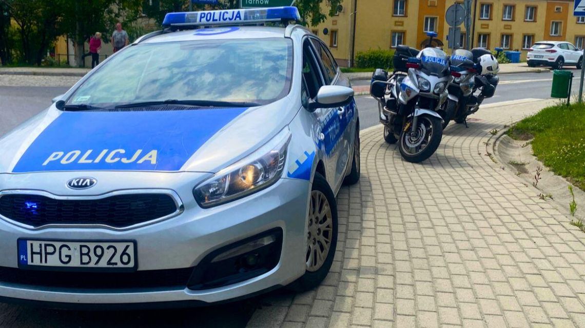 Policja podsumowała interwencje. Wielu kierowców po alkoholu. Było też obywatelskie ujęcie zdjęcie przedstawia policyjny radiowóz i motocykle na miejskiej ulicy
