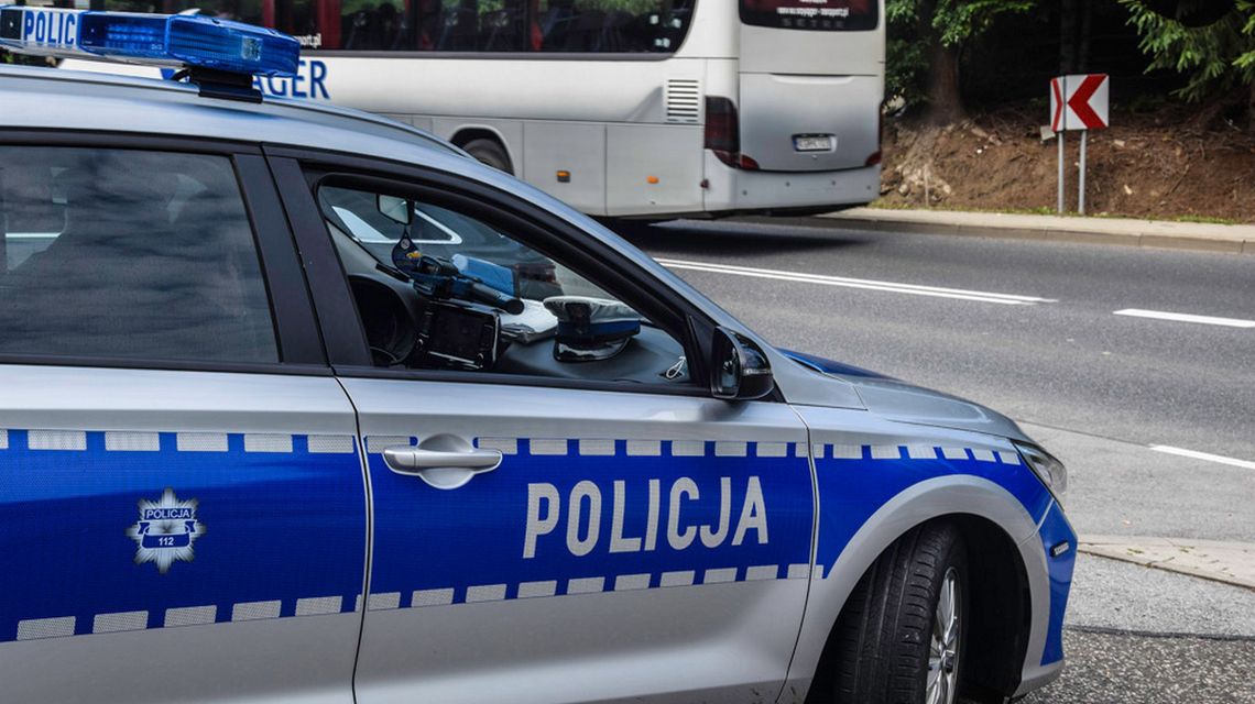 Policja podsumowała weekend. Co działo się na drogach powiatu gorlickiego? policyjny radiowóz przy drodze w Szymbarku w powiecie gorlickim