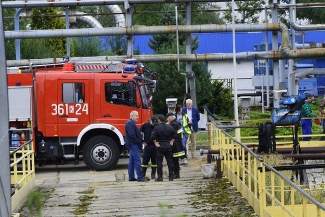 Policja, straż i prokuratura na rafinerii