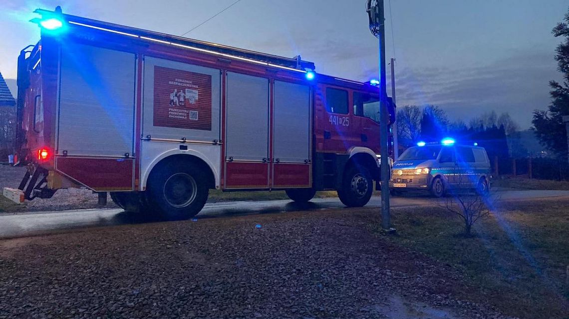 zdjęcie przedstawia samochód straży pożarnej i policji
