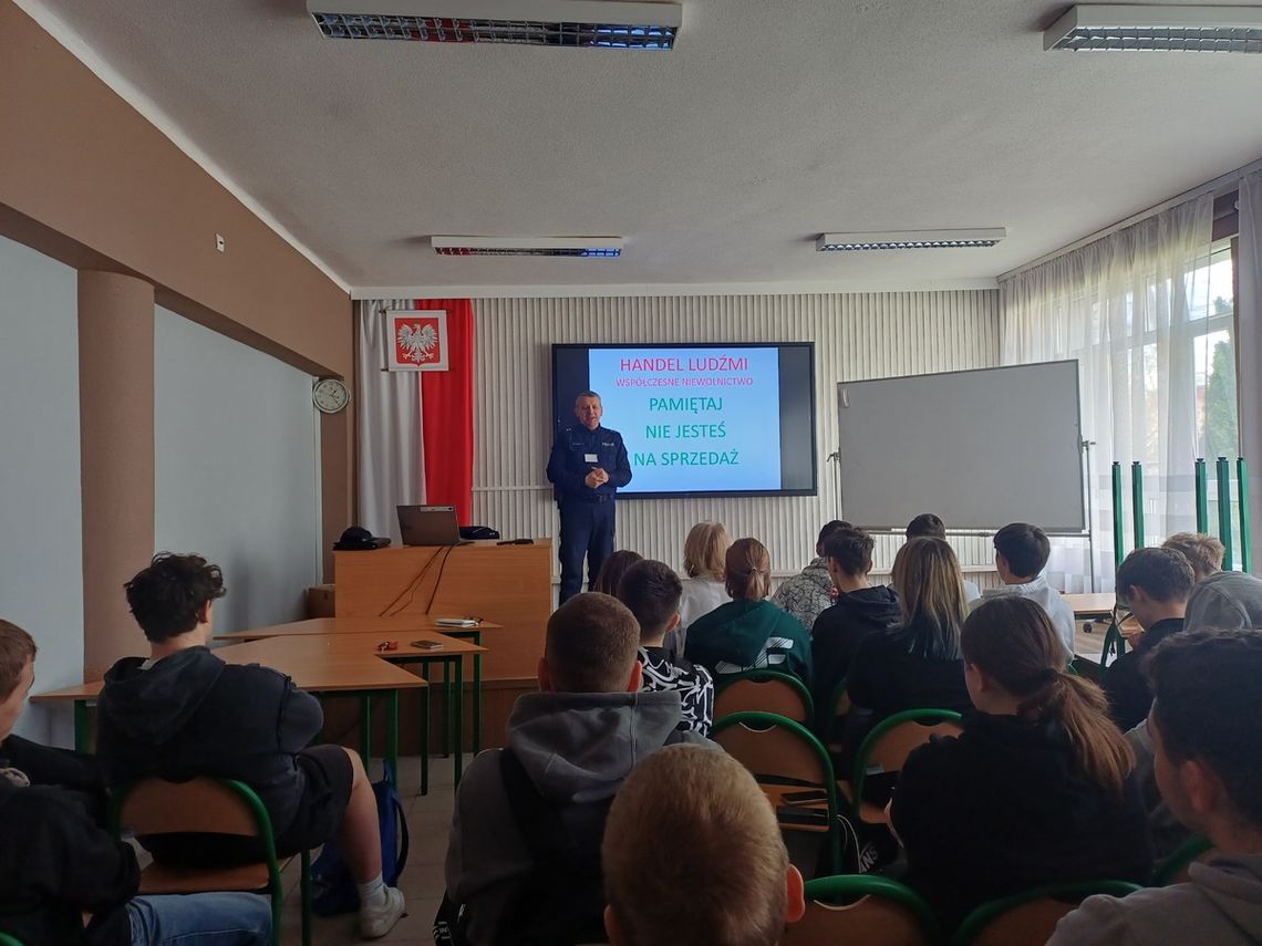 zdjęcie przedstawia klasę uczniów razem z policjantem