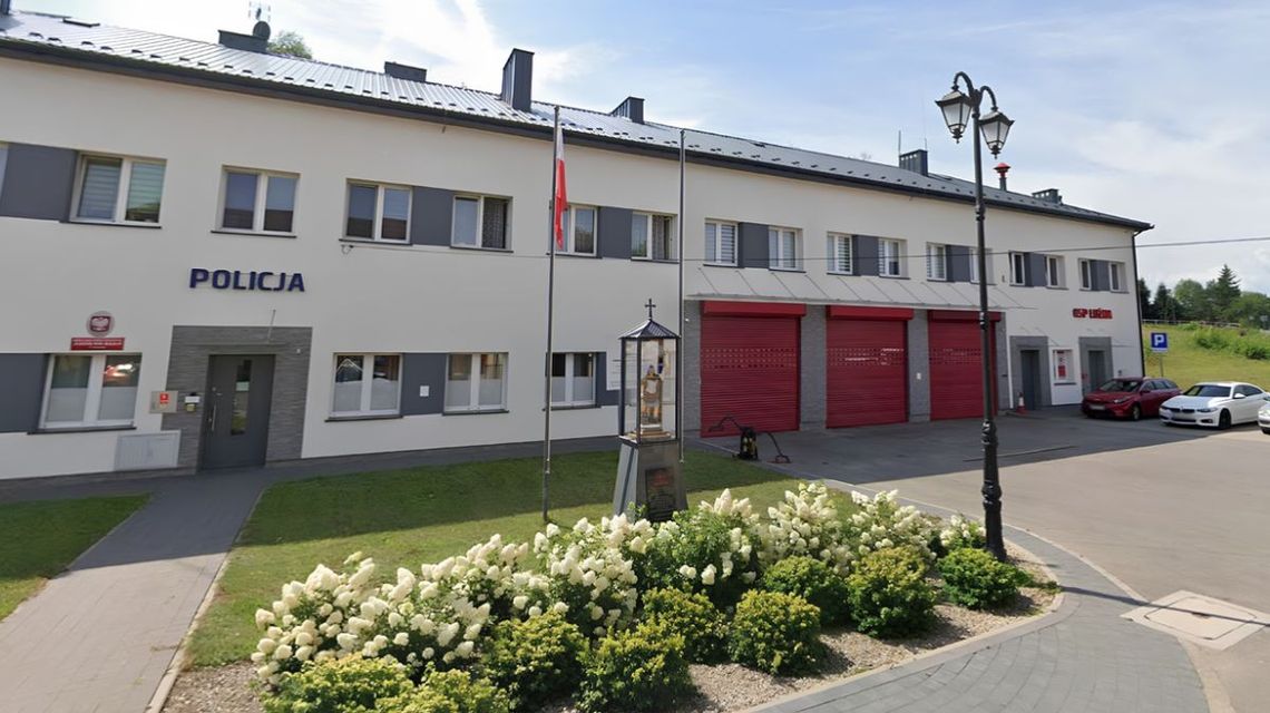 Policja wskazała dwa miejsca w gminie Łużna. Co dzieje się w ich okolicy? budynek policji oraz straży pożarnej