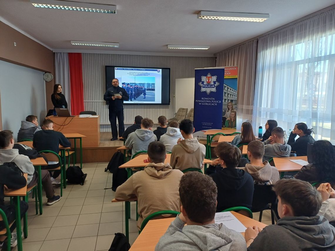 zdjęcie przedstawia spotkanie uczniów w klasie z policjantem