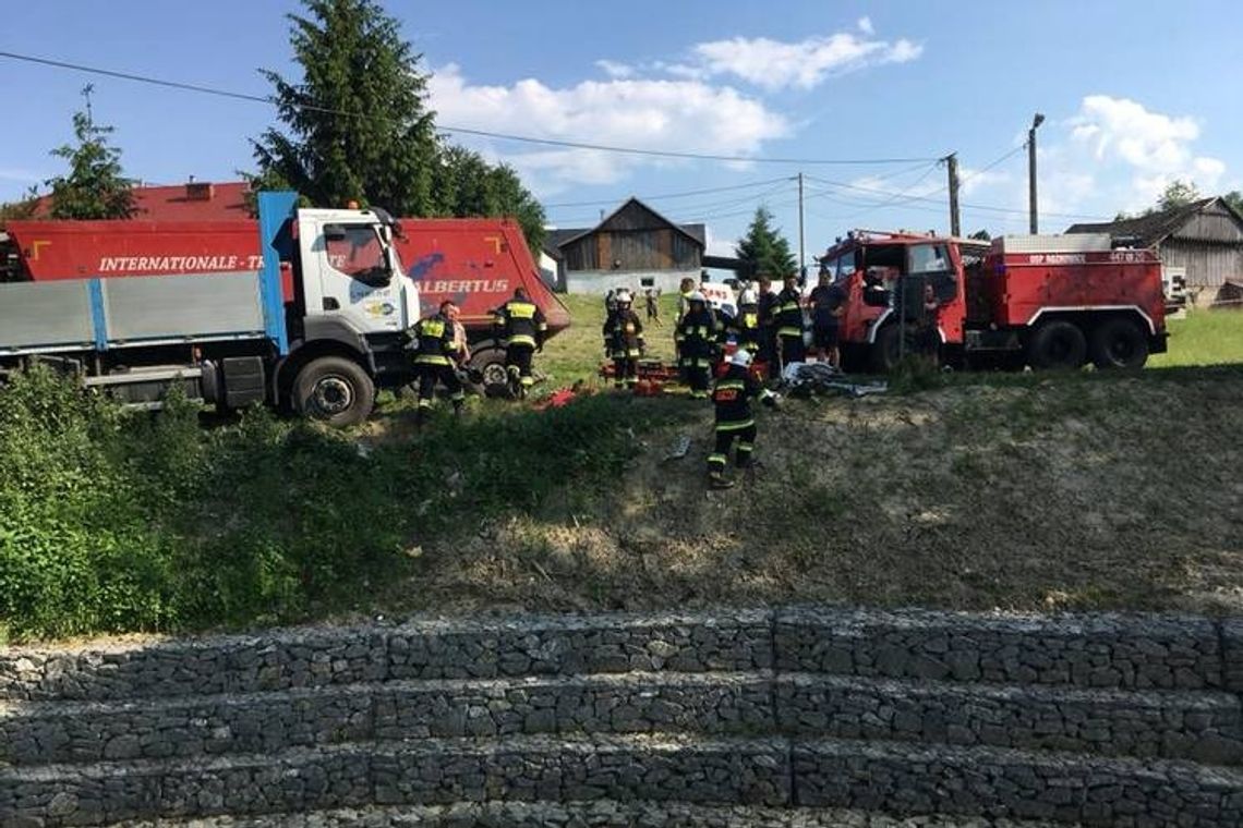 Policjanci i strażacy mówią o piątkowym wypadku w Racławicach, w którym zginął 55-letni mieszkaniec Ropy (video)