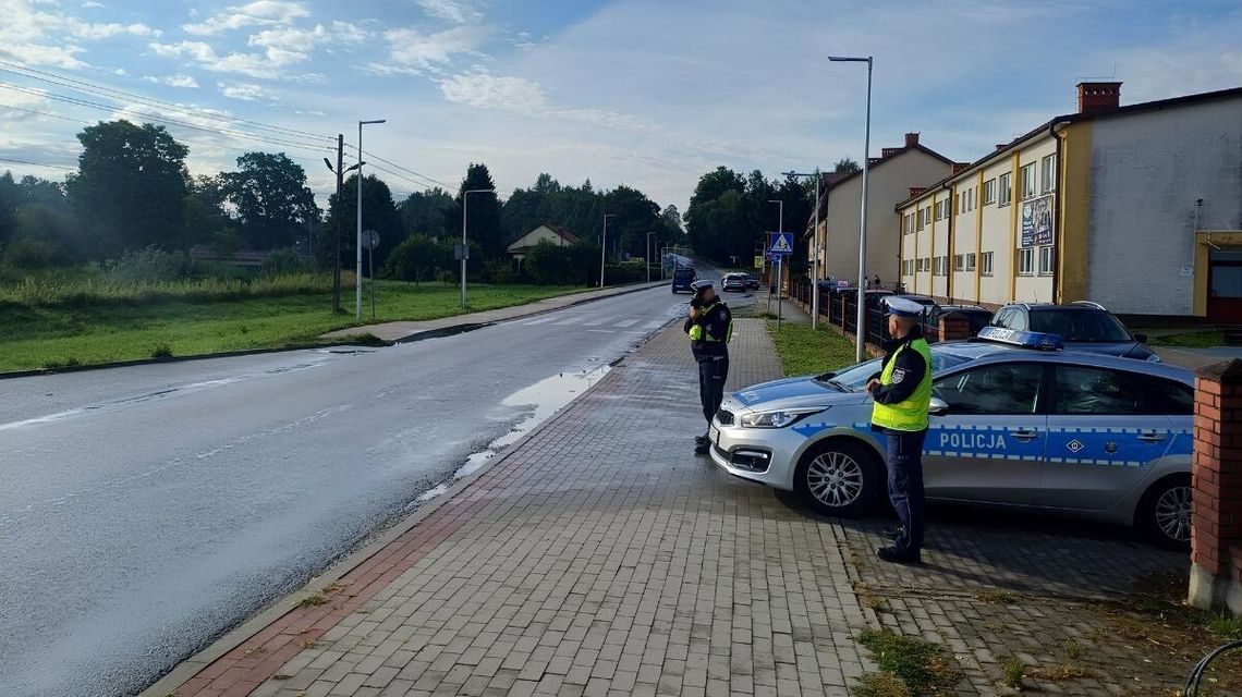 Policjanci wyszli na drogi. Wynik kontroli może zaskoczyć policjant obserwujący jezdnie