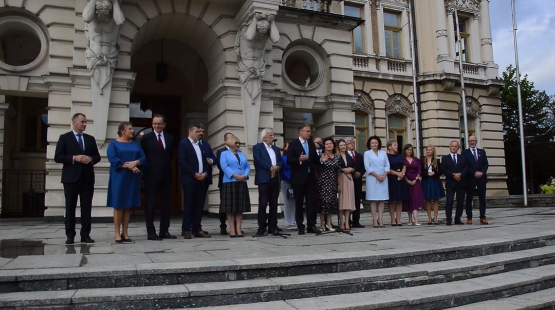 grupa ludzi stojąca przed ratuszem w Nowym Sączu