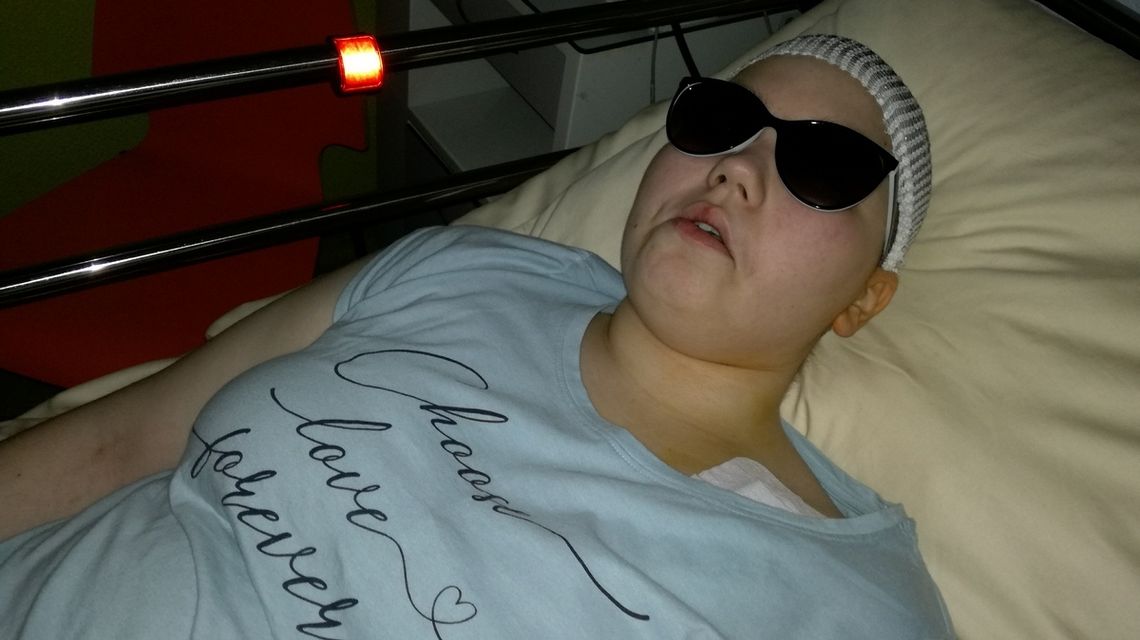 Dziewczyna leżąca w łóżku ma na oczach okulary i bandaż na głowie, Natalia Rudzińska z Dąbrowy Górniczej