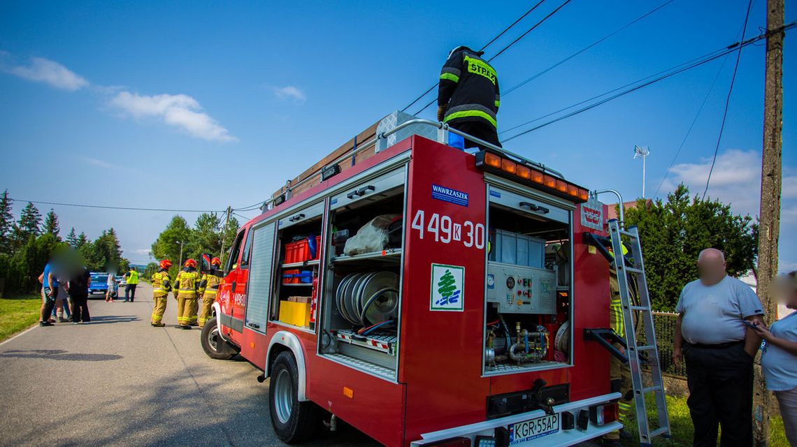 Ponad 3 promile u kierującego audi. Mężczyzna nie wiedział, co się z nim w ogóle dzieje zdjęcie przedstawia samochód strażacki na którym stoi strażak