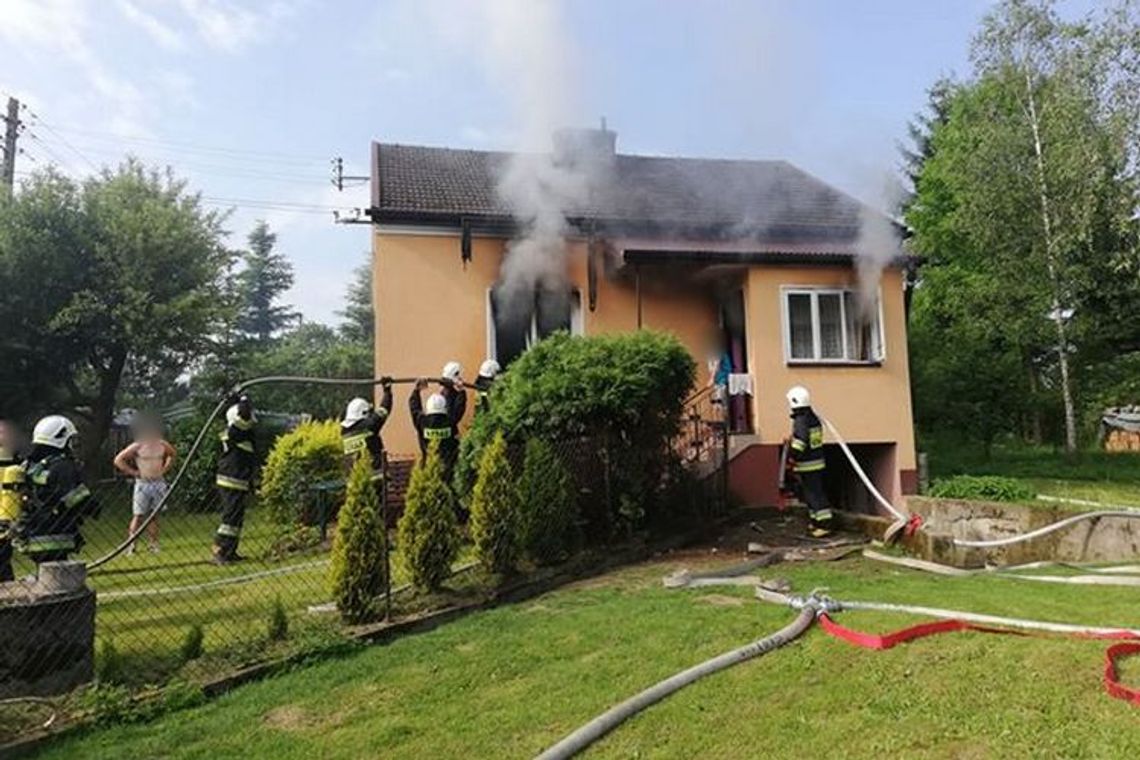 Ponad 50 strażaków i druhów gasiło pożar domu w Lipinkach