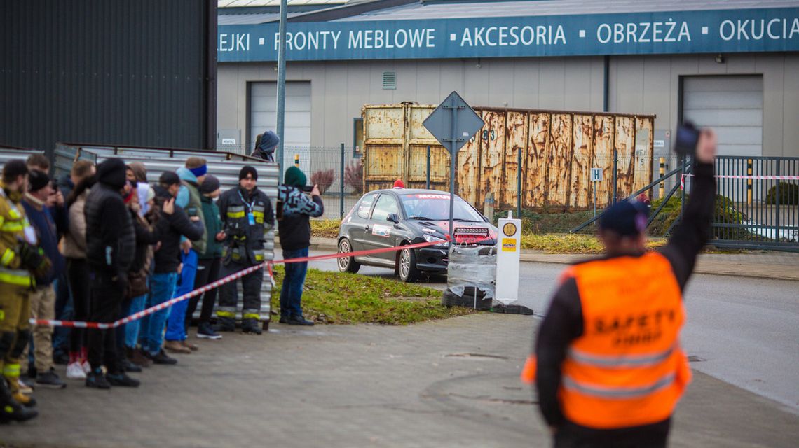 zdjęcie przedstawia samochód rajdowy i publiczność