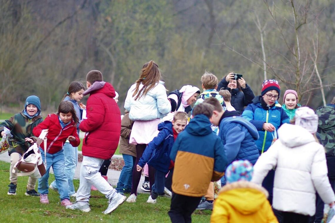zdjęcie przedstawia biegającą grupę dzieci