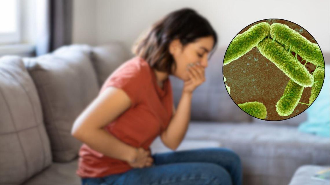 Zdjęcie przedstawia kobietę z mdłościami i bakterie e.coli