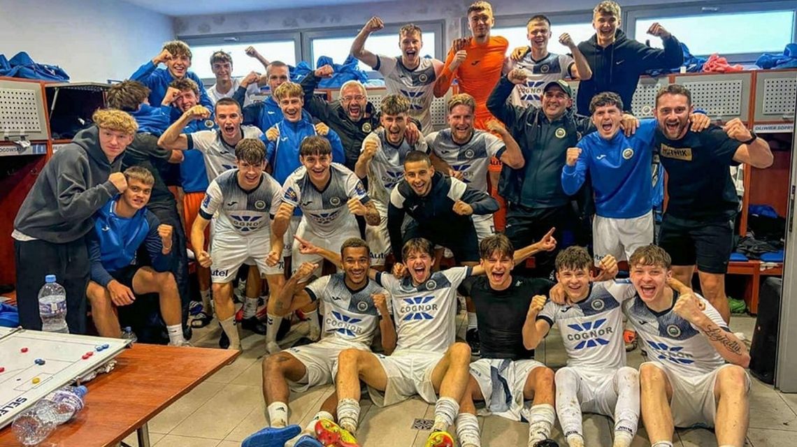 zdjęcie przedstawia zawodników z szatni po meczu