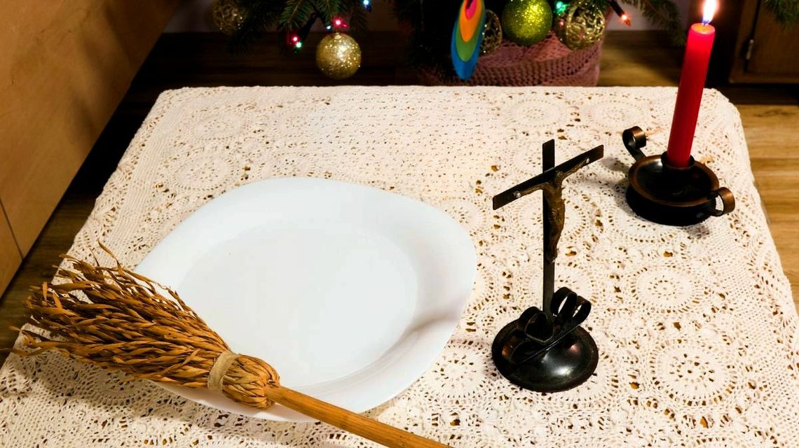 kropidło, krzyż, miska z wodą święconą na stole