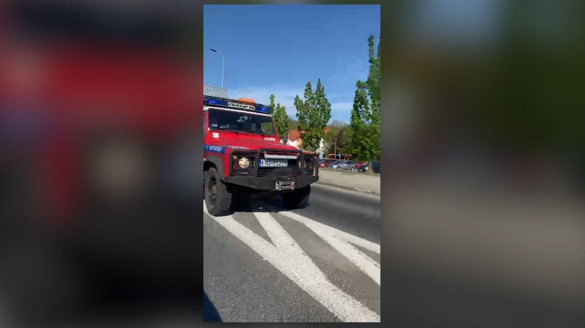 zdjęcie przedstawia samochód jadący ulicą