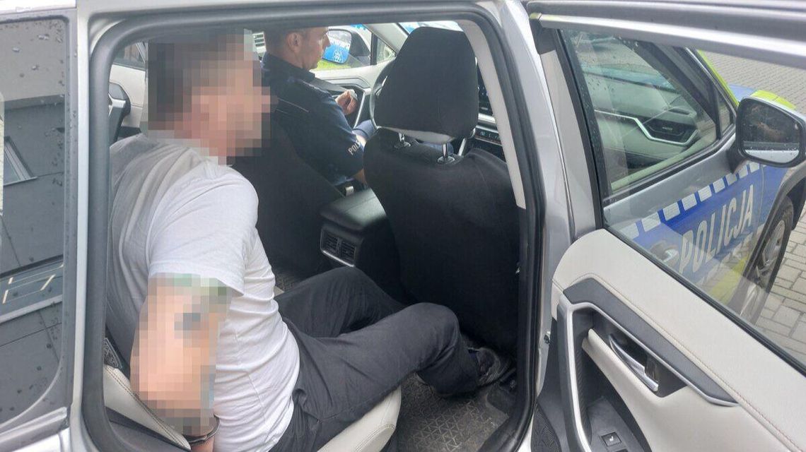 Policjanci zatrzymali mężczyznę poszukiwanego Europejskim Nakazem Aresztowania Zdjęcie przedstawia osobę zatrzymaną przez policje