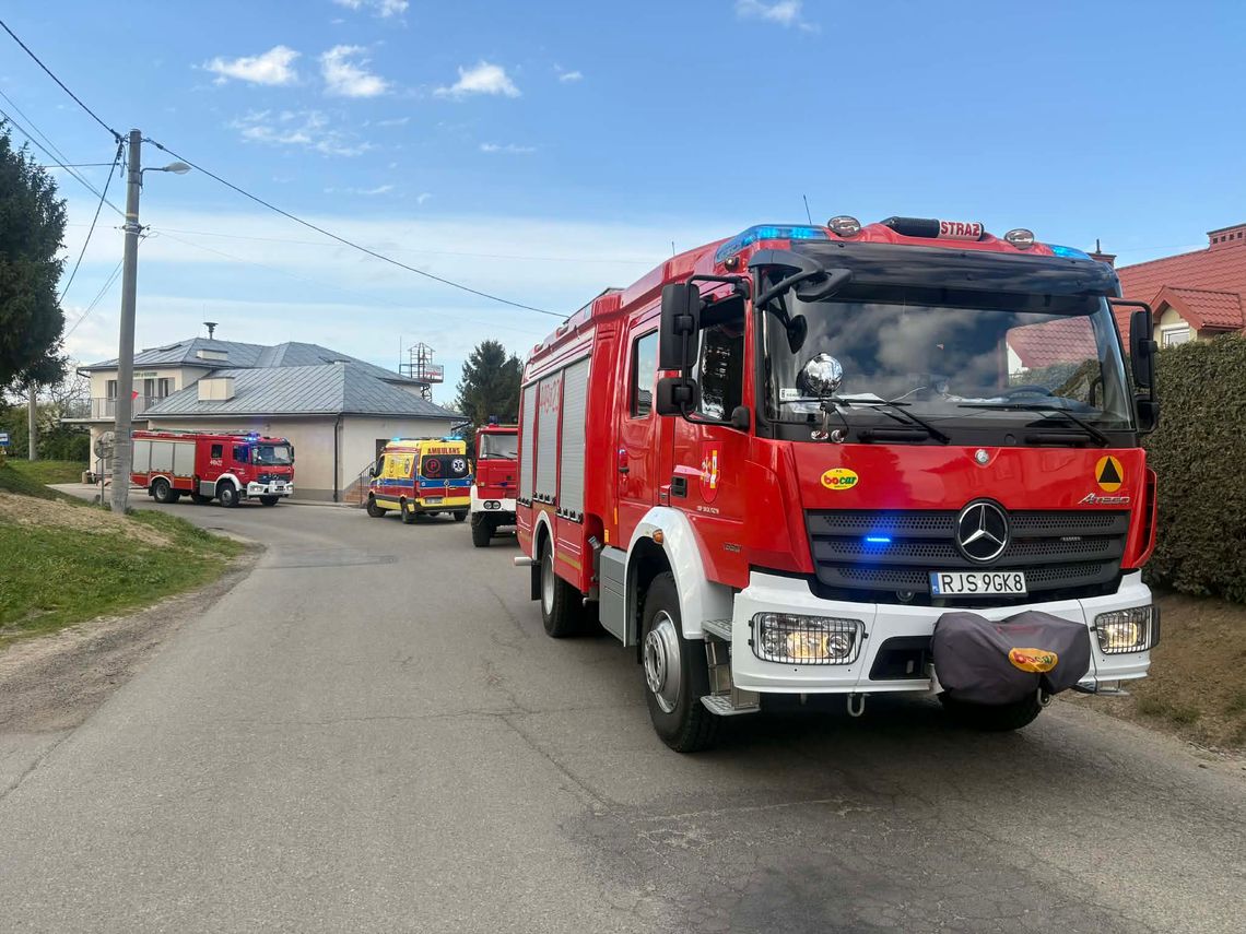 zdjęcie przedstawia pojazdy służb mundurowych