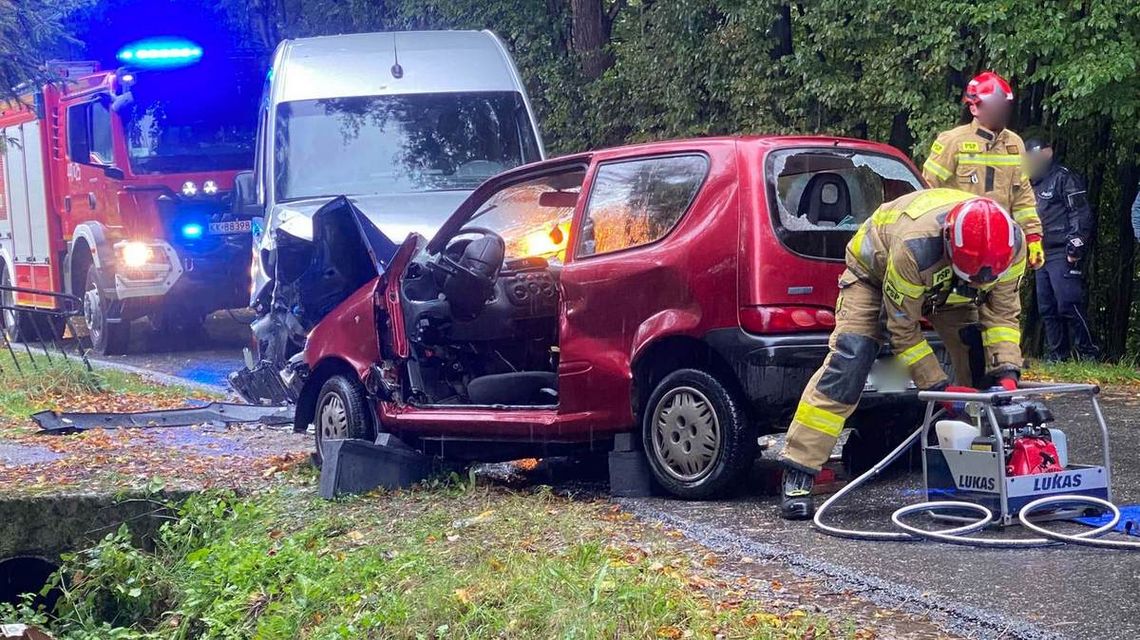 rozbity samochód osobowy i strażacy na ul. Zagórzańskiej w Gorlicach
