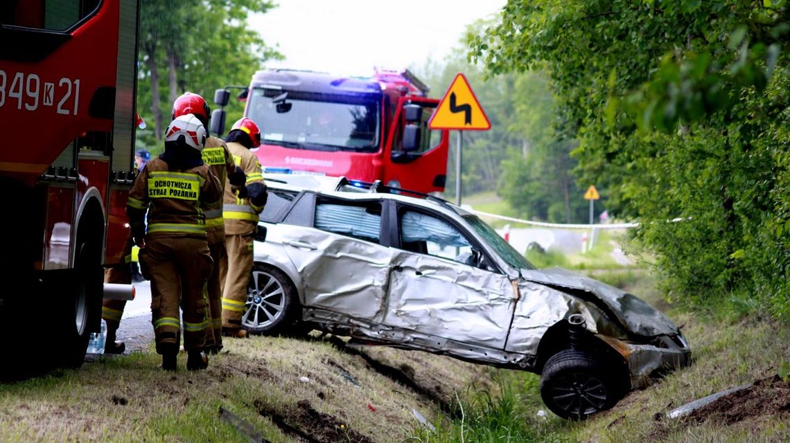 zdjęcie przedstawia zniszczony samochód