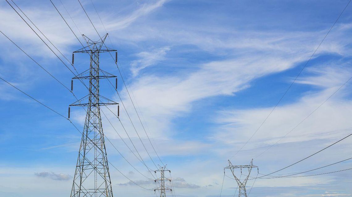 zdjęcie przedstawia słupy energetyczne