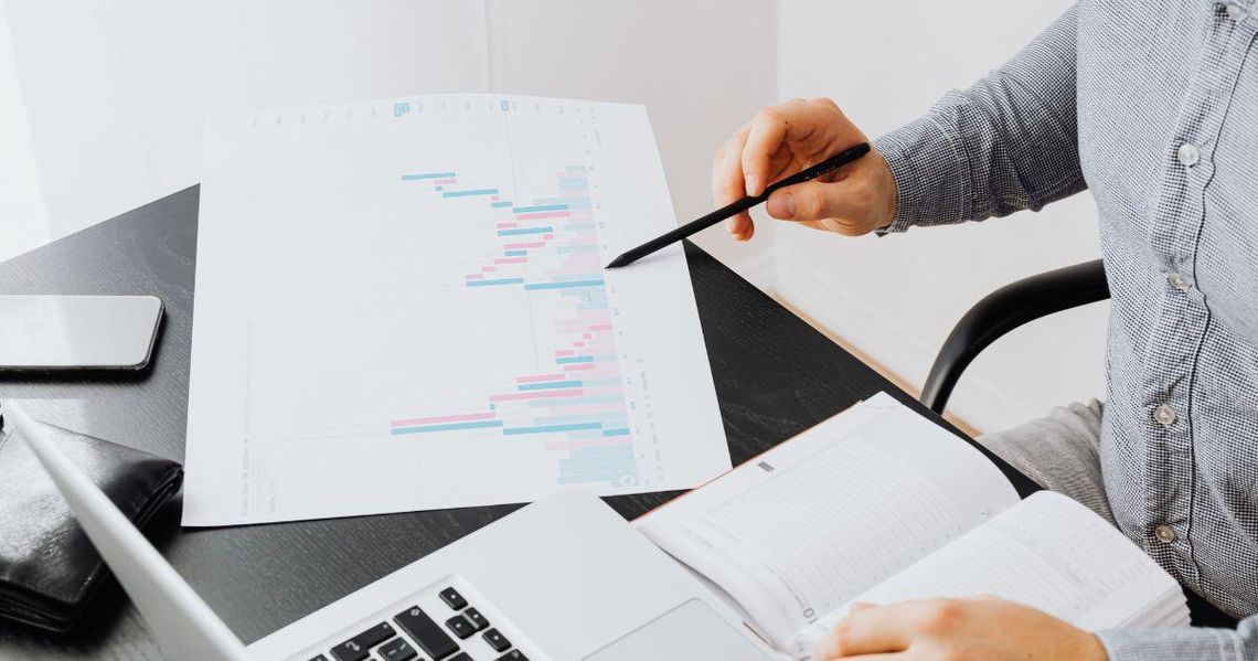 zdjęcie przedstawia biurko z papierami