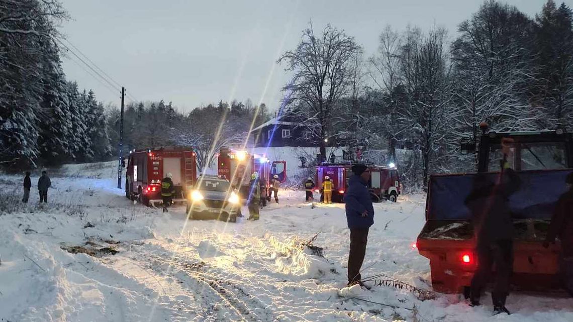 straż pożarna stojąca na polu w śniegu