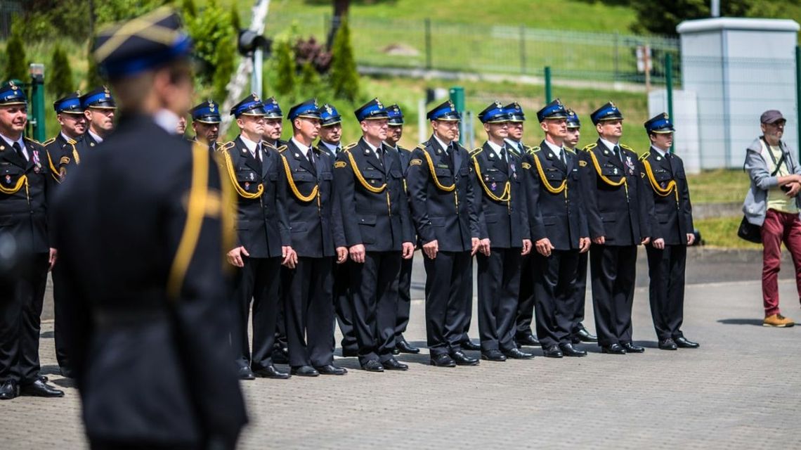 grupa strażaków w mundurach galowych