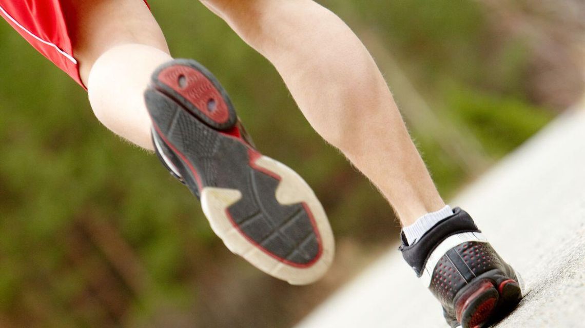 zdjęcie przedstawia buty na nogach biegnącej osoby