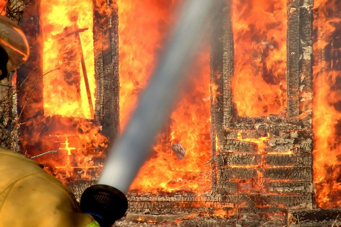 Pożar budynku mieszkalnego w Ropie, jedna osoba ranna