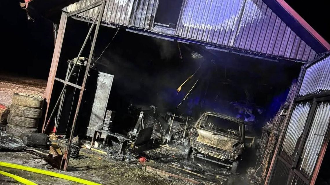 Zdjęcie przedstawia spalone pomieszczenie po pożarze