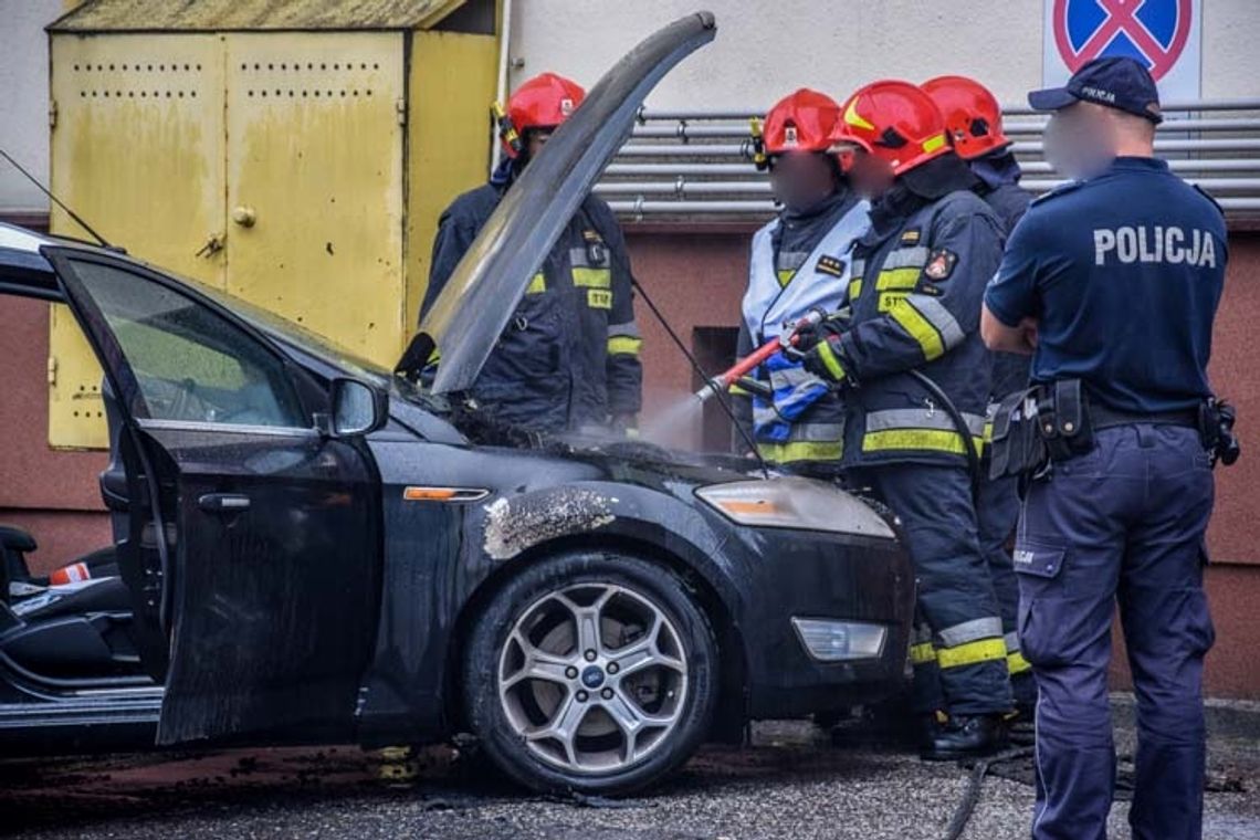 Pożar samochodu, kolizje i potrącenie pijanego