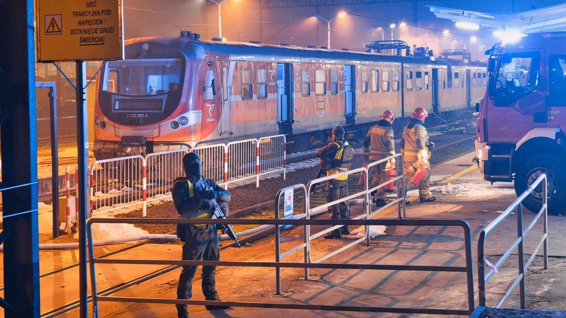 zdjęcie przedstawia palący się pociąg