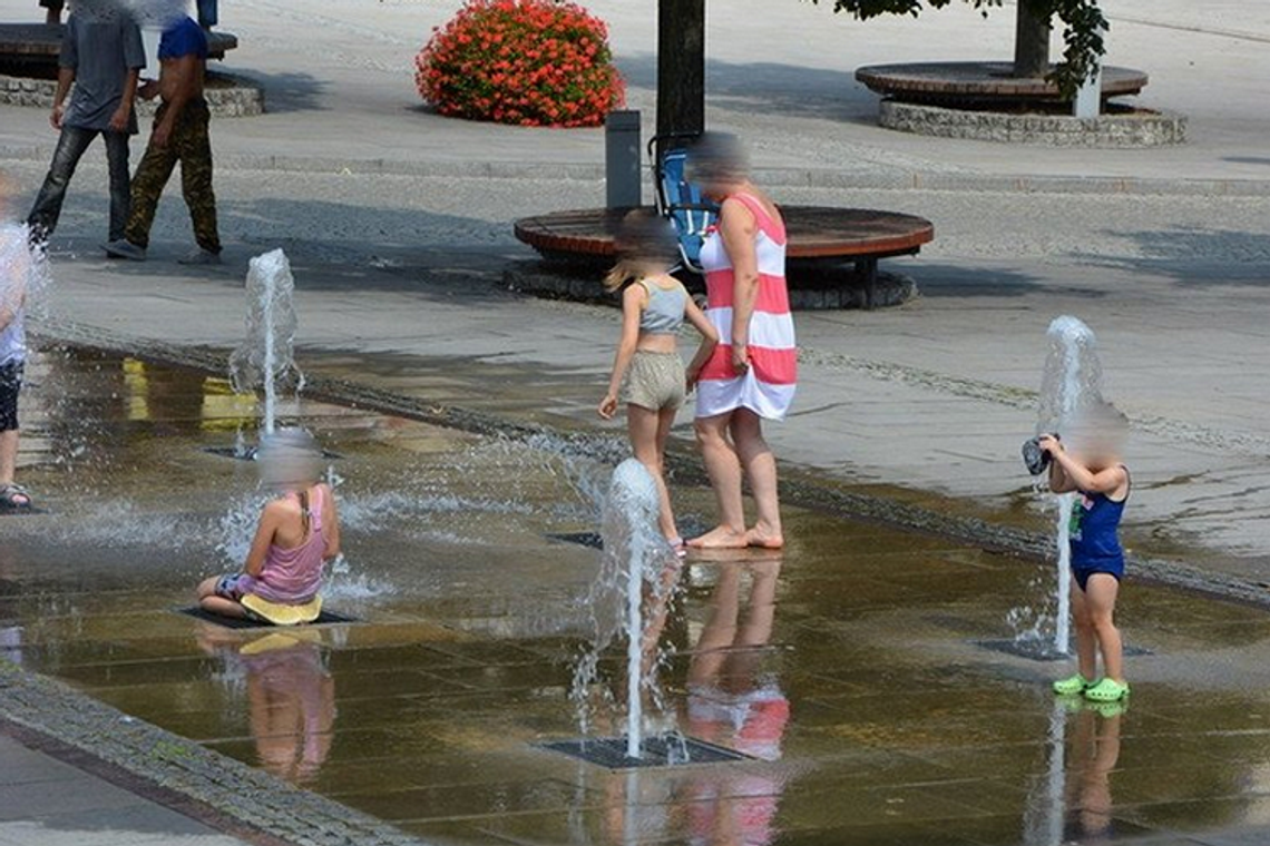 Pozwalasz dziecku kąpać się w fontannie? Może zachorować...