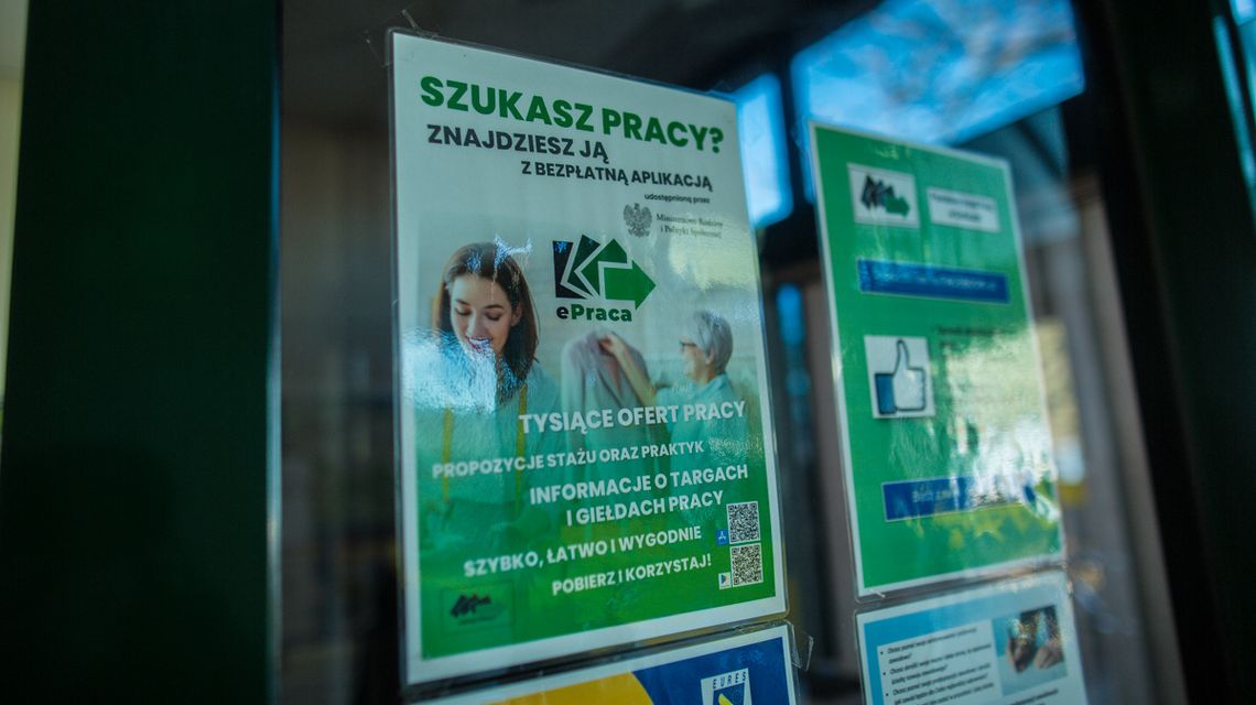 Praca od zaraz w Gorlicach i okolicy. Sprawdź aktualne oferty kobieta na plakacie wiszącym na szybie
