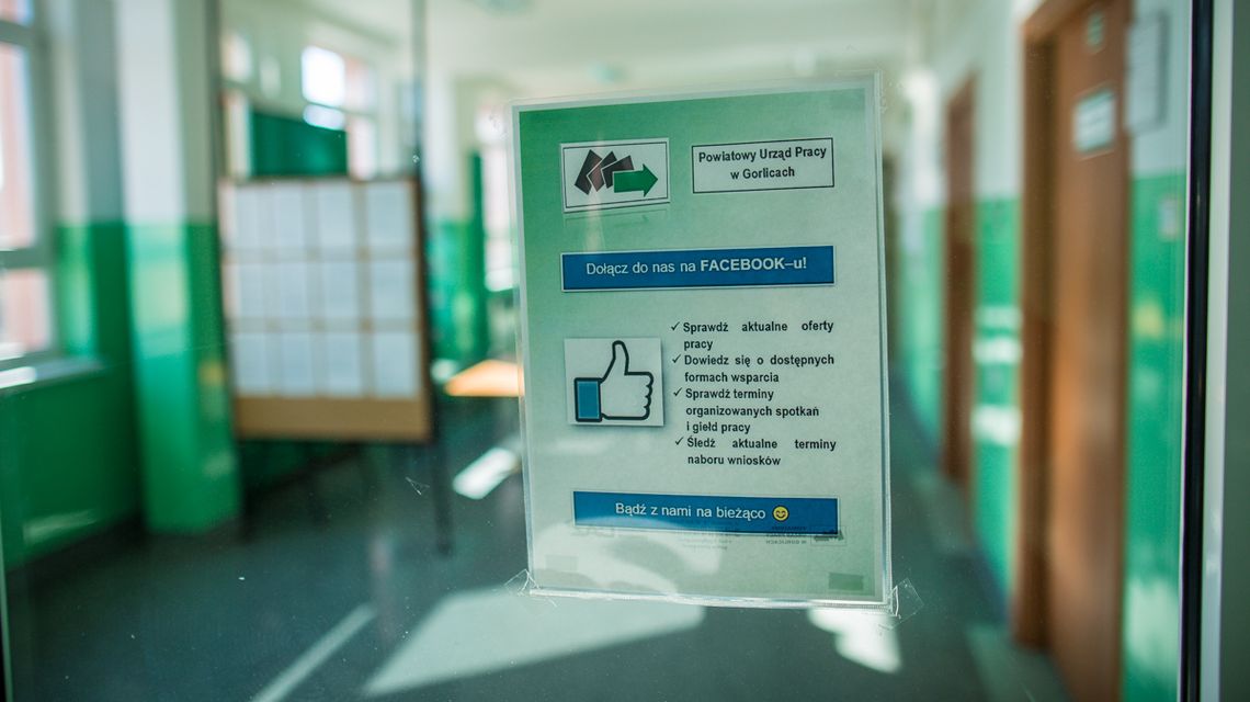 Praca w Gorlicach. Pojawiły się nowe oferty zatrudnienia plakat wiszący na korytarzu powiatowego urzędu pracy w gorlicach