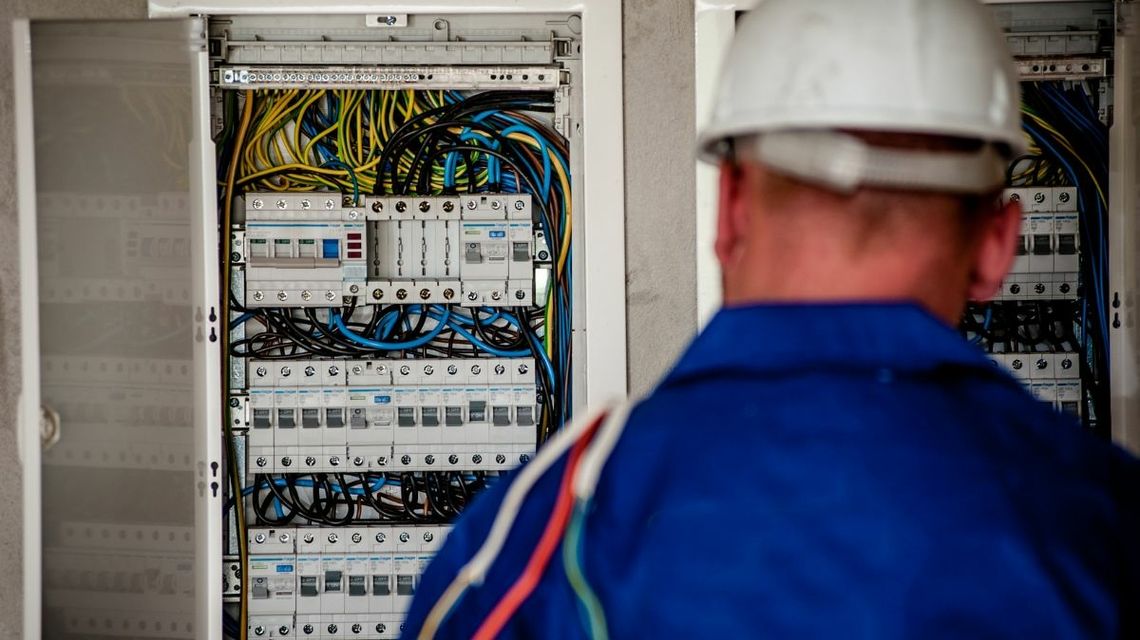 skrzynka elektryczna z mnóstwem kabli i bezpieczników