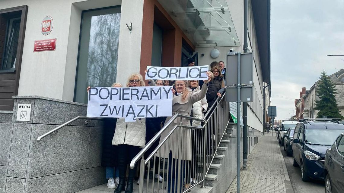 Pracownicy gorlickiego ZUS-u wychodzą przed budynek. „Gorlice. Popieramy związki”