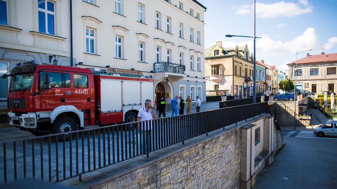 wóz strażacki stojący przez budynkiem ratusza w gorlicach