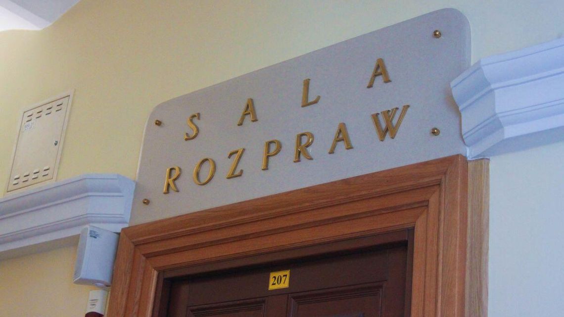 Zdjęcie przedstawia drzwi pomieszczenia sali sądowej