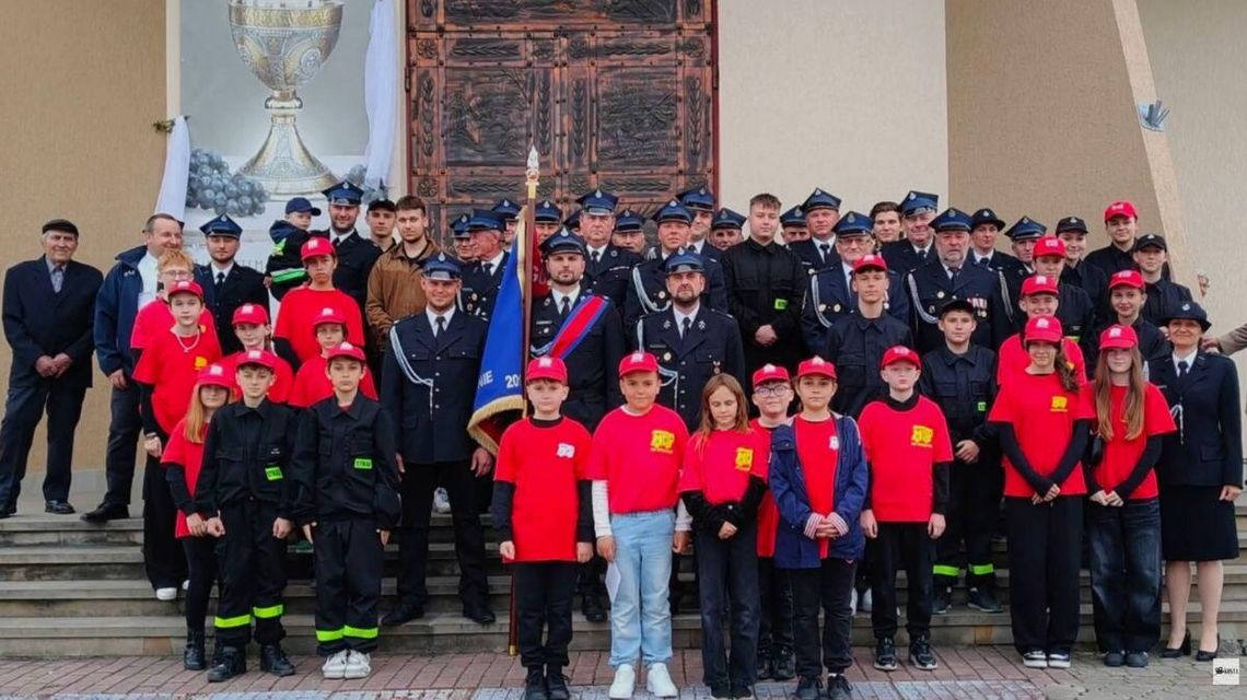 zdjęcie przedstawia grupę osób stojących na schodach kościoła w Pagorzynie