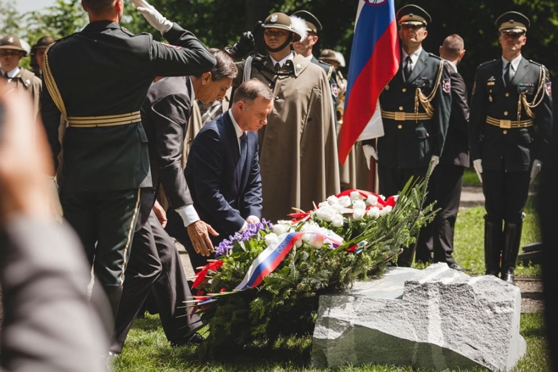 Prezydenci Polski i Słowenii odsłonili obelisk upamiętniający poległych żołnierzy