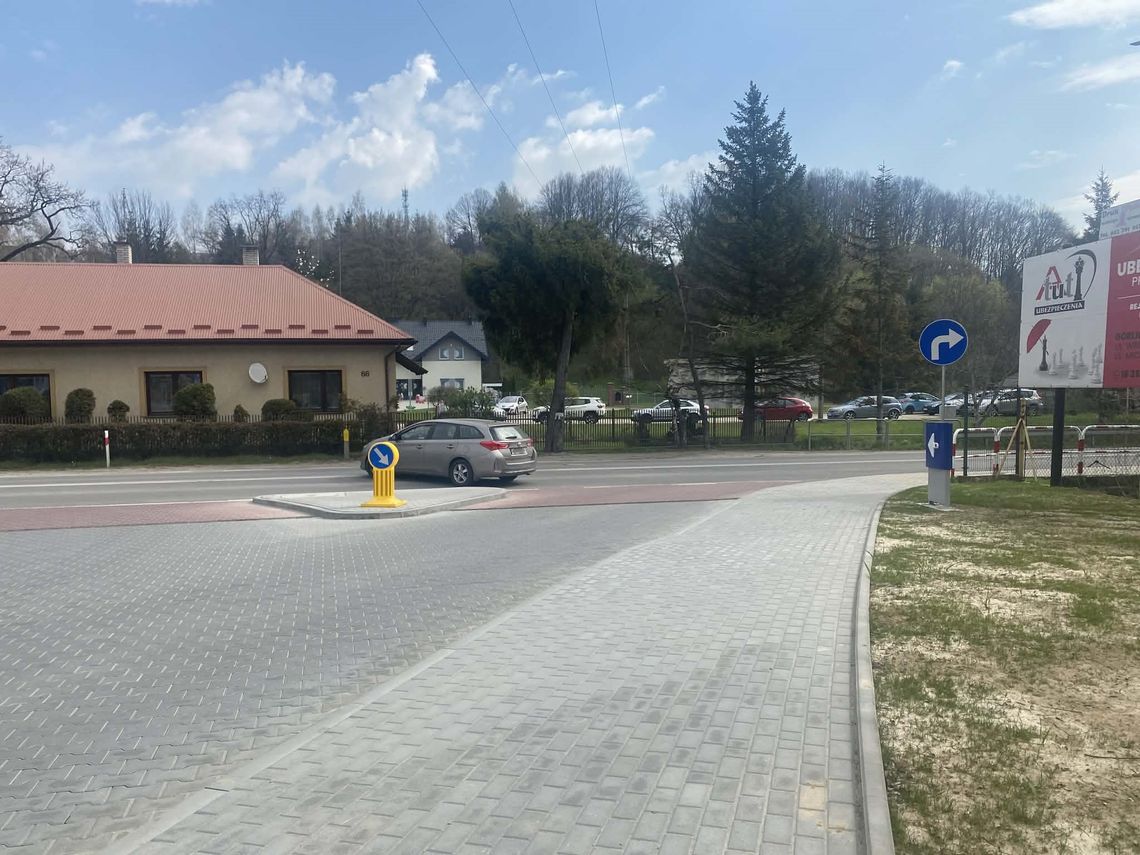 zdjęcie przedstawia drogę w mieście, po której jedzie samochód