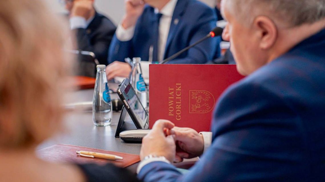 zdjęcie przedstawia teczkę czerwoną na stole