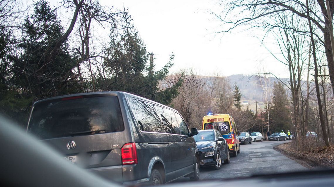 Prokuratura wyjaśnia okoliczności morderstwa 80-letniej mieszkanki Ropy zdjęcie przestawia kilka samochodów w tym karetka ZRM zaparkowanych przy ulicy